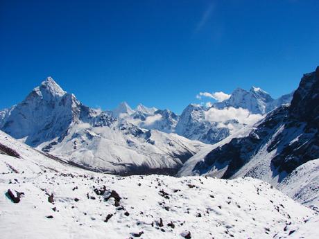 Pohled na zasněžené vrcholy, které jsou součástí NP Sagarmatha