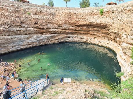 Jeskyně Bimá byla zaplavena mořem, a vytvořila tak jezero vhodné ke koupání