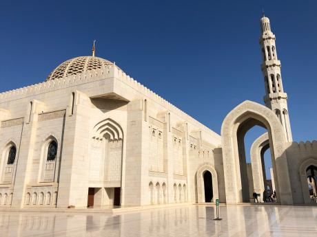 Nejmonumentálnější stavbou Maskatu je Velká mešita sultána Kábuse