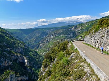 Soutěska de la Nesque a nad ní se klikatící silnice je výzvou pro cyklisty