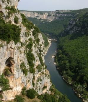 Vápencové stěny kaňonu Ardèche dosahují výšky 300 m