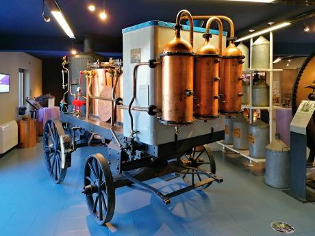 V muzeu levandule je k vidění několik starších typů destilačních přístrojů