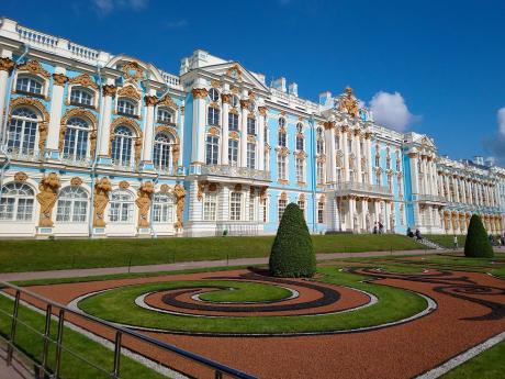 Kateřinský palác je monumentální komplex s rozsáhlým přilehlým parkem