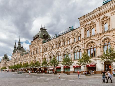GUM - hlavní obchodní dům na východní straně Rudého náměstí v Moskvě
