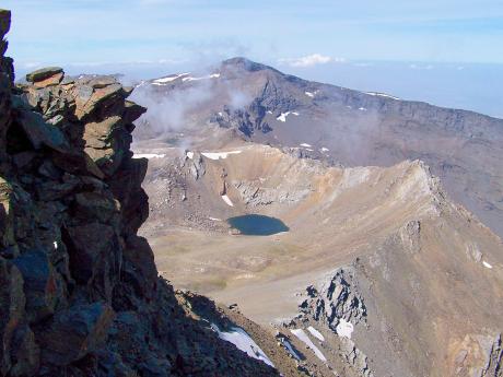 Skalnaté vrcholy horského pásma Sierra Nevada ukrývají malá jezírka