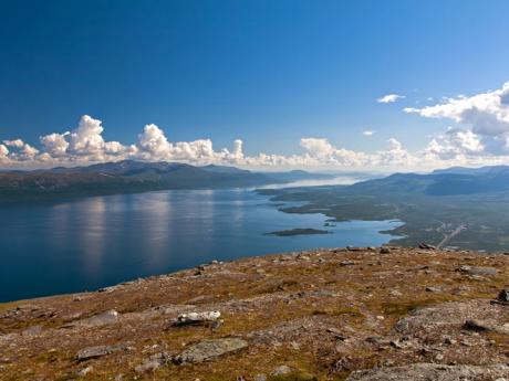 Jezero Torneträsk leží na severní straně švédského národního parku Abisko