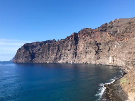 Deset kilometrů dlouhé čedičové útesy Los Gigantes tvoří západní pobřeží Tenerife