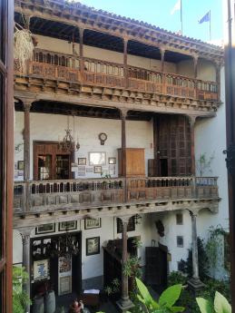 Zachovalé vnitřní patio s balkóny jednoho měšťanského domu v centru La Orotavy