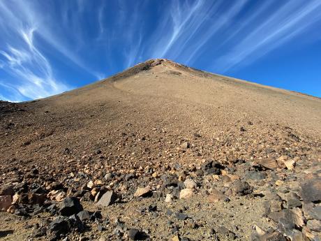 Pohled na vrcholovou pasáž Pico del Teide od vyhlídky Mirador de la Fortaleza