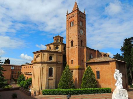 Benediktinský klášter Monte Oliveto Maggiore je vystavěn z červených cihel