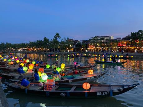 Večerní řeka Thu Bon hraje všemi barvami