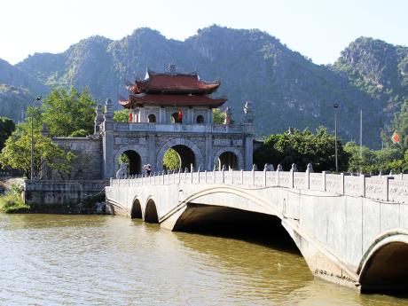 Most a brána k pozůstatkům starobylého města Hoa Lu