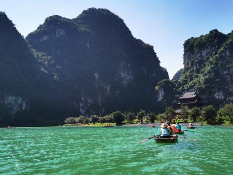 V údolí Trang An je možné absolvovat plavbu po řece Sao Khe na loďce či voru