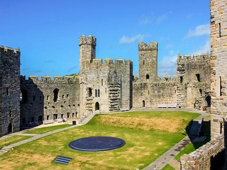 Ohromné nádvoří hradu v Caernarfonu