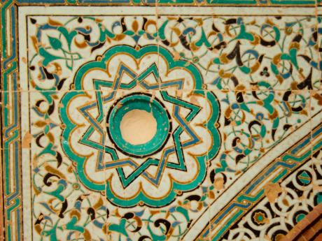 Keramické zdobené doplňky a dlaždice často zdobí andaluské domy