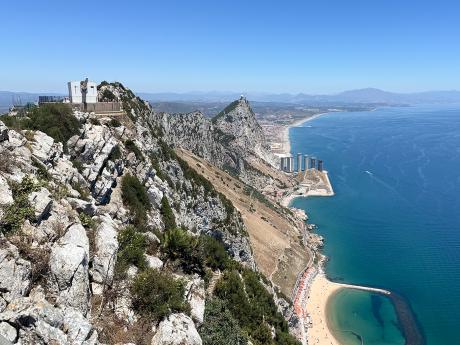 Skály na Gibraltaru dosahují do výšky impozantních 426 metrů