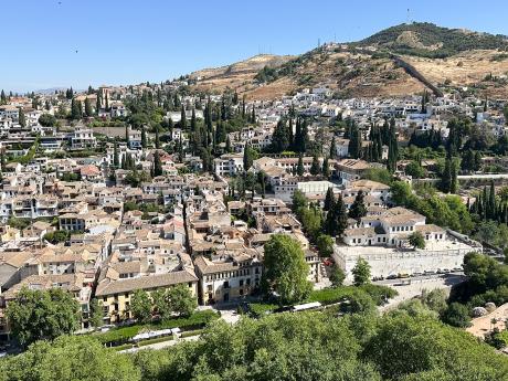 Granada se nachází na úpatí pohoří Sierra Nevada a na soutoku čtyř řek