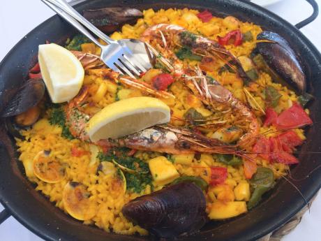 Jednou ze španělských specialit je paella s plody moře