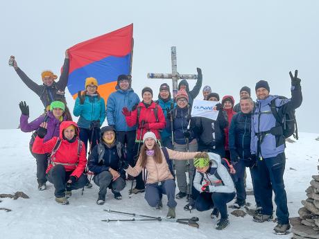 Skupinová fotka na vrcholu nejvyšší arménské hory Aragac