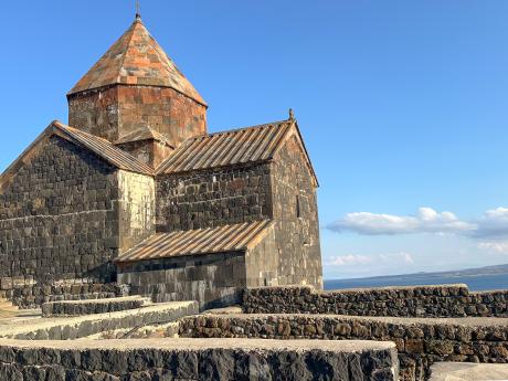 Klášter Sevanavank leží na poloostrově vybíhajícím do jezera Sevan