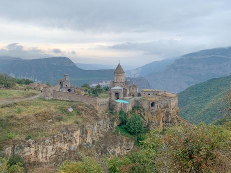 Nad soutěskou řeky Vorotan se tyčí starobylý klášter Tatev