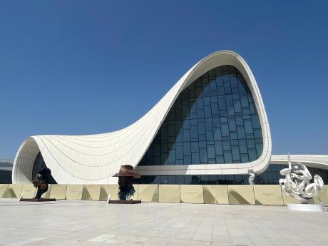 Centrum Hejdara Alijeva v Baku navrhla slavná architektka Zaha Hadid