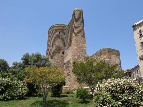 Jedním ze symbolů Baku je legendami opředená Dívčí věž
