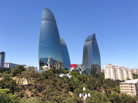 Skupina tří mrakodrapů v Baku se nazývá Flame Towers