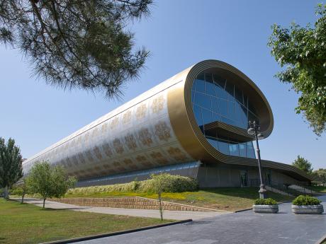 Národní muzeum koberců v Baku svým tvarem připomíná stočený koberec
