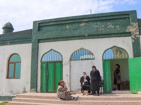 Ázerbájdžánské ženy debatující před mešitou pod horou Beš Barmak