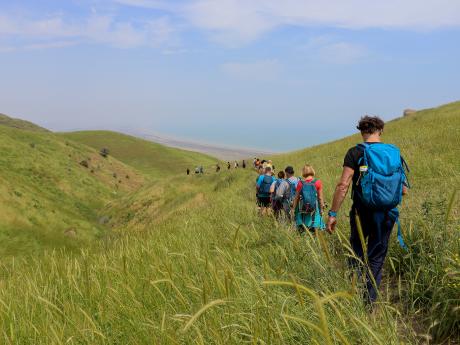 Sestup z pětiprsté hory Beš Barmak s výhledem na Kaspické moře