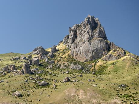 Legendami opředená hora Beš Barmak je oblíbeným cílem poutníků