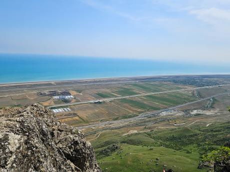 Pohled na pobřeží Kaspického moře z "pětiprsté" hory Beš Barmak