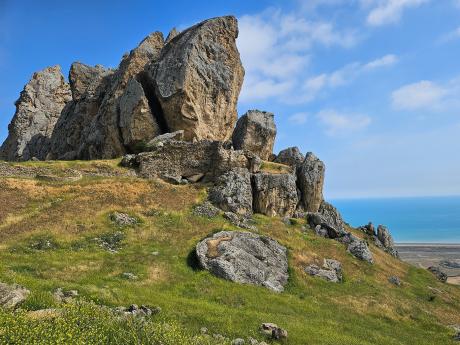 Vrchol hory Beš Barmak tvoří pět skal, které jsou několik desítek metrů vysoké