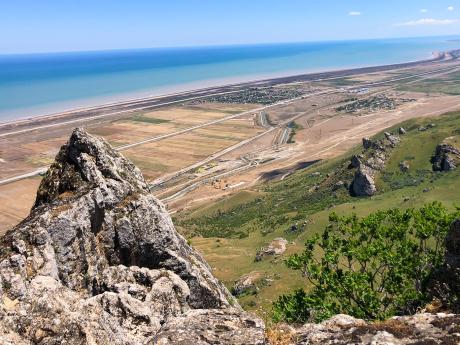Pohled na Kaspické moře z posvátného vrchol Beš Barmak
