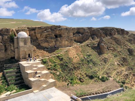 Monumentální dvoupatrová hrobka Diri Baba částečně vytesaná do skály