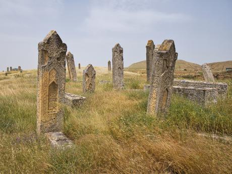 Prastarý hřbitov u hrobky Diri Baba má opravdu magickou atmosféru