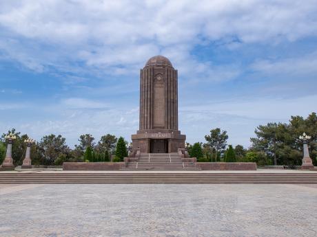 Monumentální hrobka perského básníka Nizámího, rodáka z Gandži