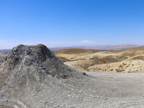 Některé bahenní sopky v Qobustanu mohou dosahovat výšky i 10 m