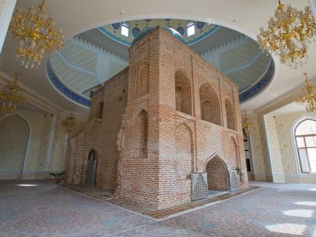 Kolem hrobky imáma al Bakíra u Gandži byla vystavěna nová mešita