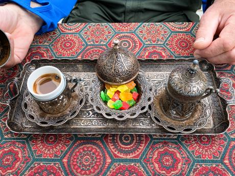 Ázerbájdžánská káva se podává v tradičním nádobí