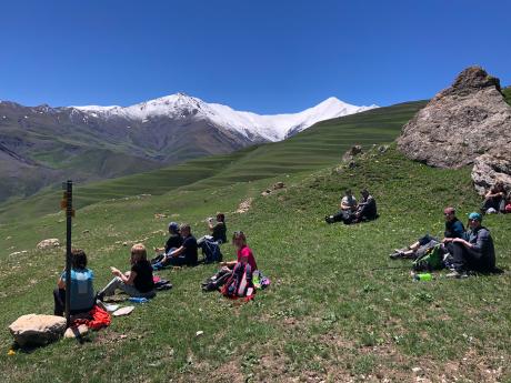 Svačinová pauzu na túře s výhledem na hory Kavkazu