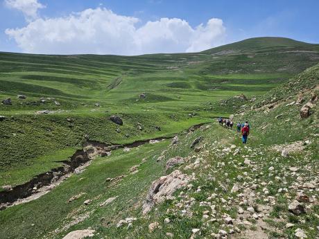Túra pod hřebeny Kavkazu vede malebnou zelenou krajinou