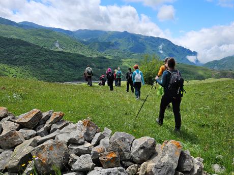 Skupina na túře v panenské přírodě podhůří Kavkazu nedaleko Lahiče