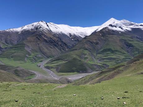 Zasněžené vrcholky majestátního pohoří Kavkaz