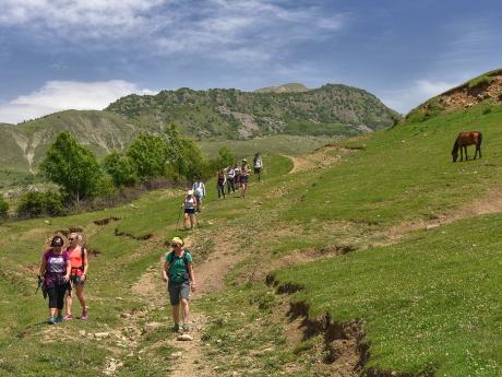 Liduprázdná krajina kolem městečka Lahič uchvátí každého cestovatele