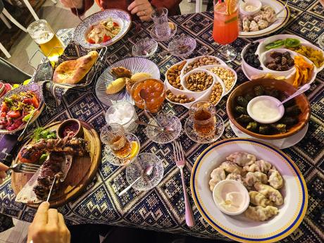 Tradiční kuchyně Ázerbájdžánu vás svou pestrostí určitě nezklame
