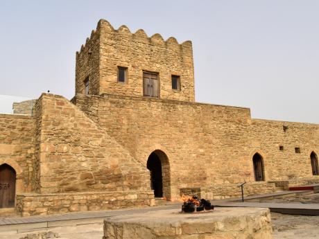 V ohňovém chrámu Suraxani unikají puklinami v zemi hořlavé plyny