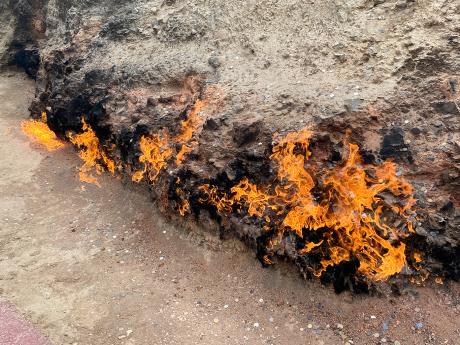 Věčný plamen Yanar Dağ nepřetržitě plápolá na Apšeronském poloostrově