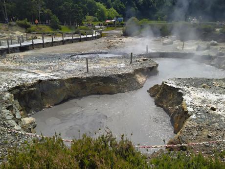 Bublající bahenní jezírka v geotermální lokalitě Furnas